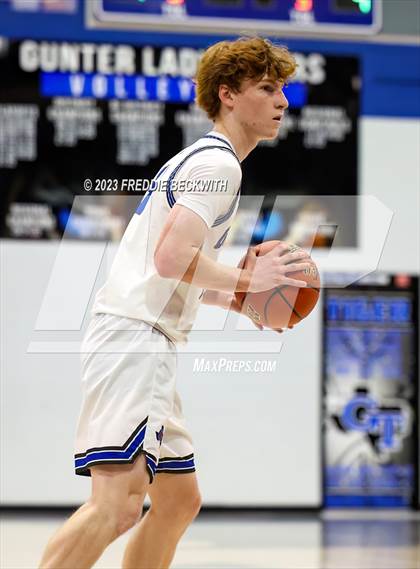 Thumbnail 3 in Howe @ Gunter photogallery.