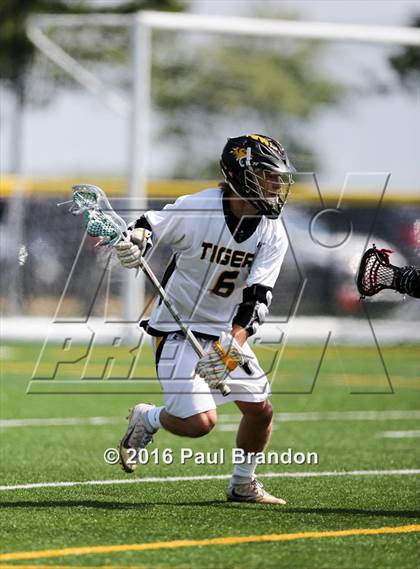 Thumbnail 2 in Hand vs. Pomperaug (CIAC Class M Quarterfinal) photogallery.