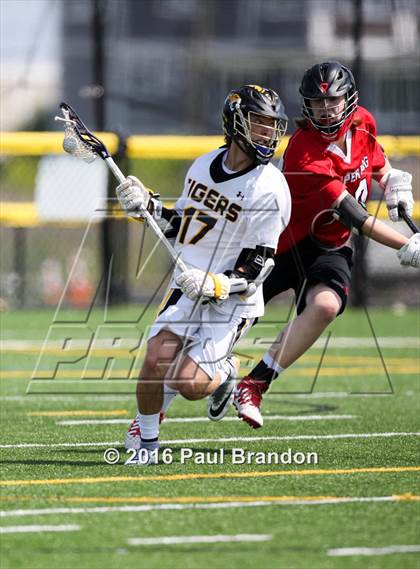 Thumbnail 2 in Hand vs. Pomperaug (CIAC Class M Quarterfinal) photogallery.