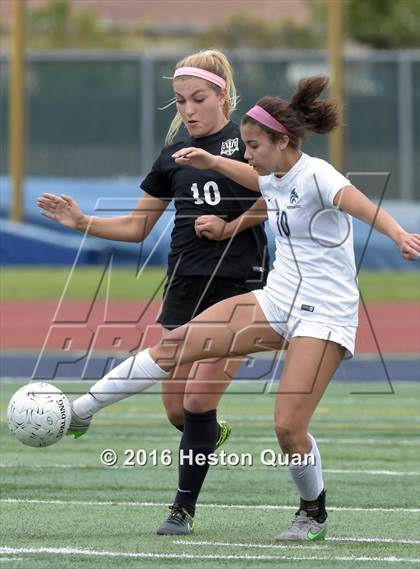 Thumbnail 2 in Palos Verdes vs. Northwood (CIF-SS D2 Final) photogallery.