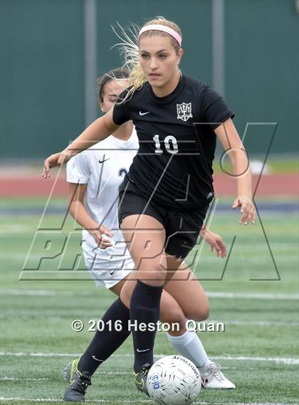 Thumbnail 2 in Palos Verdes vs. Northwood (CIF-SS D2 Final) photogallery.