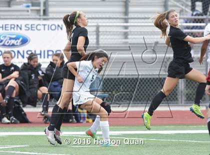 Thumbnail 3 in Palos Verdes vs. Northwood (CIF-SS D2 Final) photogallery.