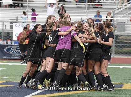 Thumbnail 2 in Palos Verdes vs. Northwood (CIF-SS D2 Final) photogallery.