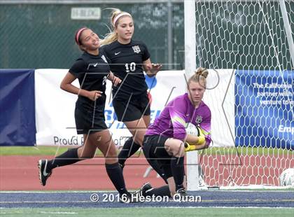 Thumbnail 2 in Palos Verdes vs. Northwood (CIF-SS D2 Final) photogallery.