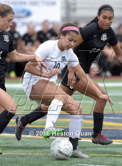 Thumbnail 1 in Palos Verdes vs. Northwood (CIF-SS D2 Final) photogallery.