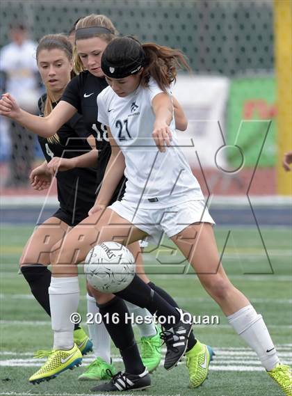 Thumbnail 2 in Palos Verdes vs. Northwood (CIF-SS D2 Final) photogallery.