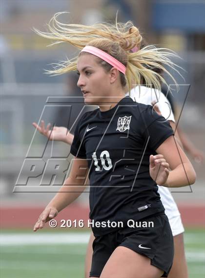 Thumbnail 2 in Palos Verdes vs. Northwood (CIF-SS D2 Final) photogallery.