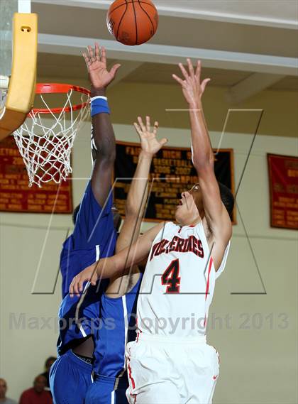 Thumbnail 3 in Harvard-Westlake vs. Serra (Fairfax State Preview) photogallery.