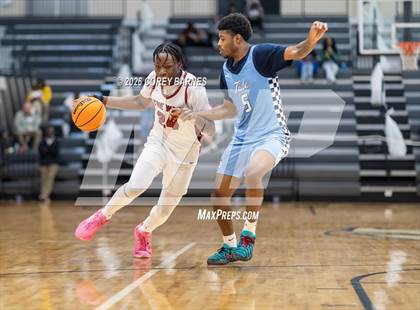 Thumbnail 3 in Long County vs. Warner Robins (HOCO Bear Brawl) photogallery.