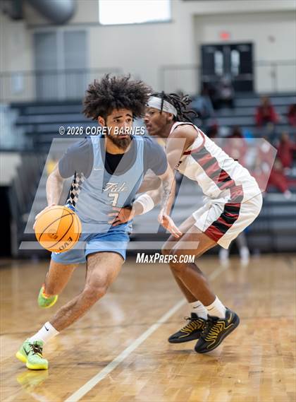 Thumbnail 1 in Long County vs. Warner Robins (HOCO Bear Brawl) photogallery.