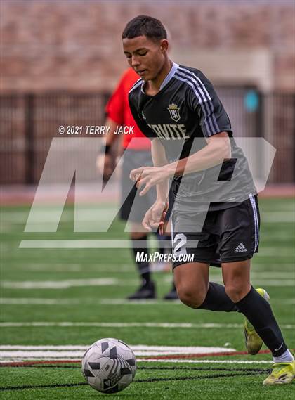 Thumbnail 2 in Servite vs. St. Paul's photogallery.
