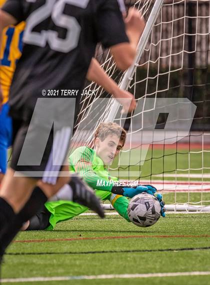 Thumbnail 2 in Servite vs. St. Paul's photogallery.