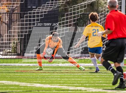 Thumbnail 3 in Servite vs. St. Paul's photogallery.