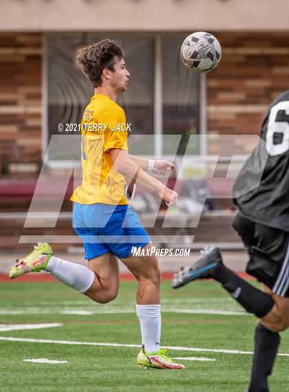 Thumbnail 2 in Servite vs. St. Paul's photogallery.