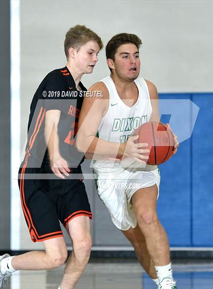 Thumbnail 2 in Roseville vs. Dixon (Les Curry Invitational) photogallery.