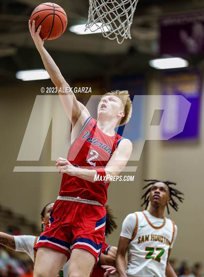 Thumbnail 2 in Veterans Memorial vs Sam Houston (UIL 5A Reg 4 Round 2) photogallery.