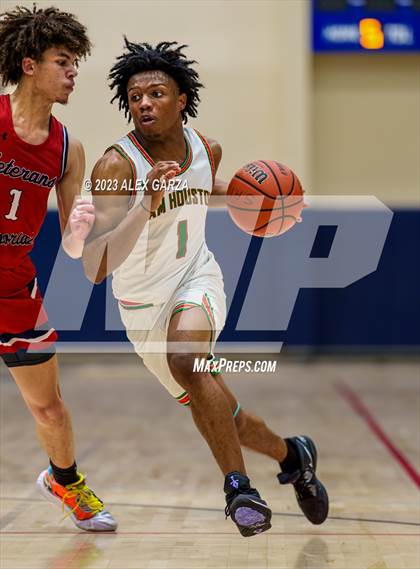 Thumbnail 3 in Veterans Memorial vs Sam Houston (UIL 5A Reg 4 Round 2) photogallery.