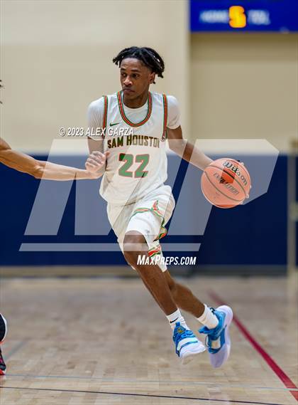 Thumbnail 1 in Veterans Memorial vs Sam Houston (UIL 5A Reg 4 Round 2) photogallery.