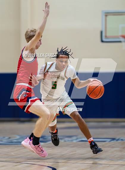 Thumbnail 2 in Veterans Memorial vs Sam Houston (UIL 5A Reg 4 Round 2) photogallery.