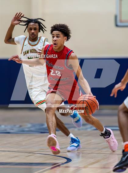 Thumbnail 2 in Veterans Memorial vs Sam Houston (UIL 5A Reg 4 Round 2) photogallery.