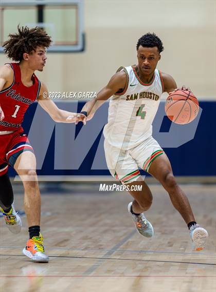 Thumbnail 3 in Veterans Memorial vs Sam Houston (UIL 5A Reg 4 Round 2) photogallery.