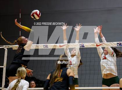 Thumbnail 2 in The Woodlands vs. Dripping Springs (UIL 6A Semifinal) photogallery.