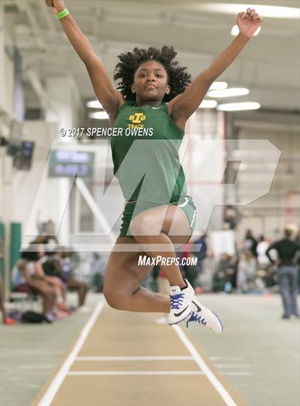 Thumbnail 1 in NC Runners Holiday Invitational photogallery.