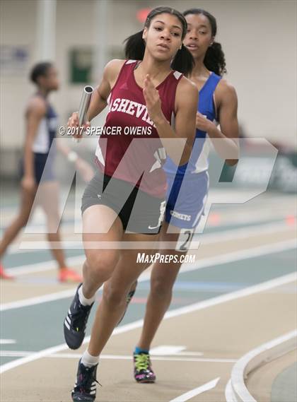 Thumbnail 2 in NC Runners Holiday Invitational photogallery.
