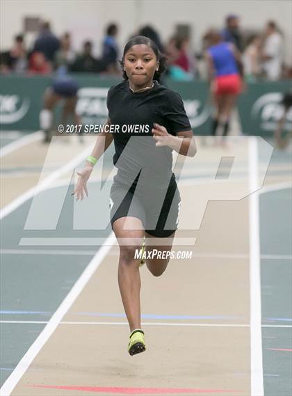 Thumbnail 1 in NC Runners Holiday Invitational photogallery.