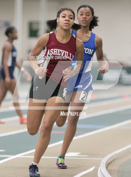 Thumbnail 1 in NC Runners Holiday Invitational photogallery.