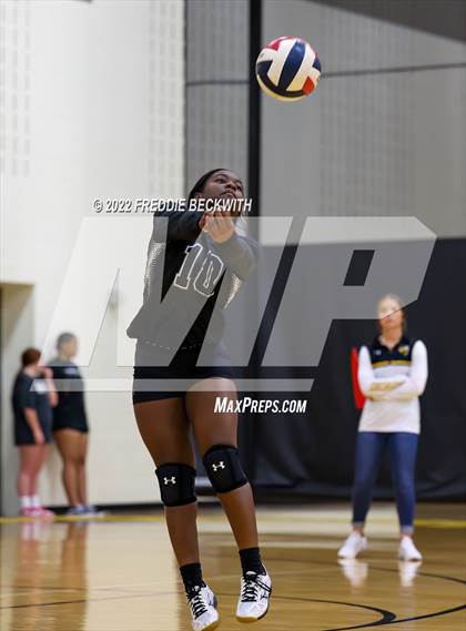 Thumbnail 3 in Pottsboro vs. Denison  (Denison Invitational Showcase) photogallery.