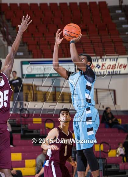 Thumbnail 2 in New Way Christian Academy vs. Sunrise Christian Academy (Fantasy of Lights) photogallery.