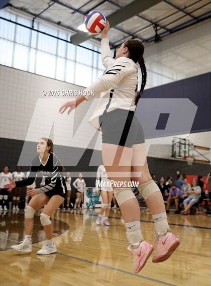 Thumbnail 3 in Mountain View vs. Sahuaro (Lancer Invitational) photogallery.