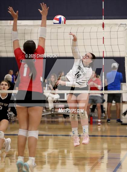 Thumbnail 1 in Mountain View vs. Sahuaro (Lancer Invitational) photogallery.