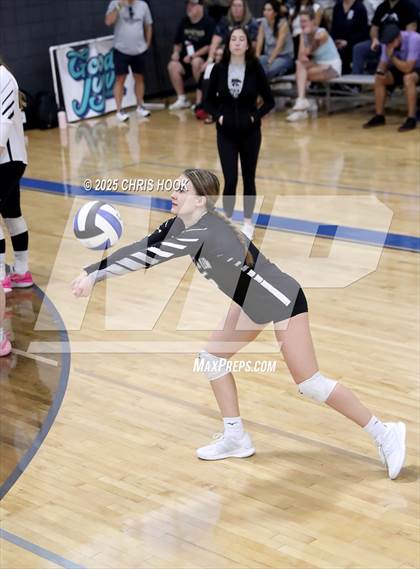 Thumbnail 2 in Mountain View vs. Sahuaro (Lancer Invitational) photogallery.