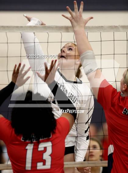 Thumbnail 1 in Mountain View vs. Sahuaro (Lancer Invitational) photogallery.