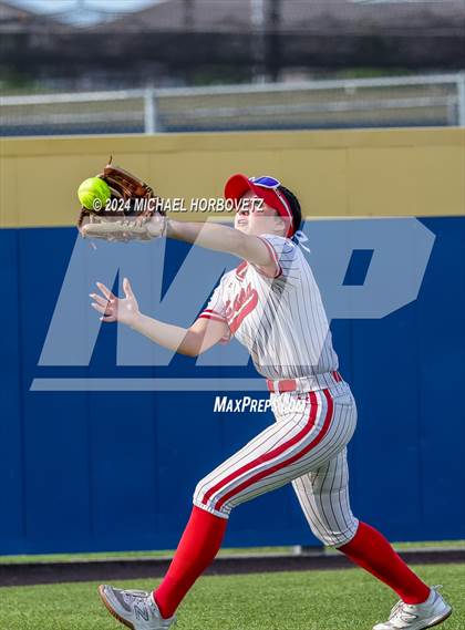 Thumbnail 3 in Melissa vs Wakeland (UIL 5A Softball Regional Semi-Final) photogallery.