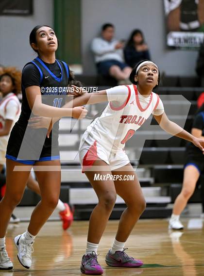 Thumbnail 3 in Caruthers vs. Lincoln (St. Mary's MLK Classic) photogallery.