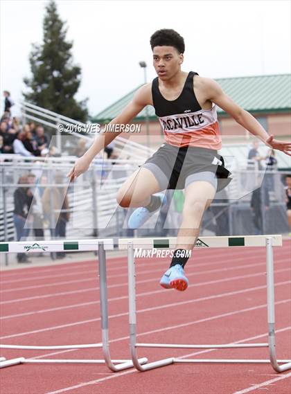Thumbnail 2 in 4th Annual Randy Sturgeon Invitational (100, 110 HH, 300 LH, 400) photogallery.