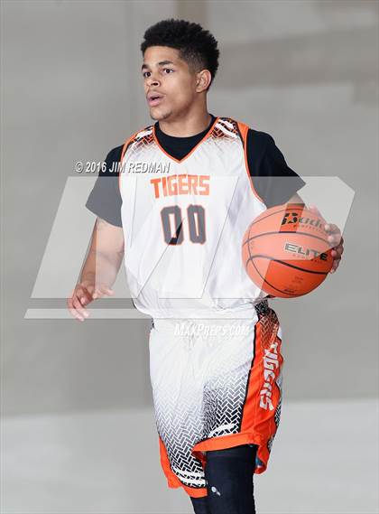 Thumbnail 1 in Lancaster vs. Clear Brook (McDonald's Texas Invitational) photogallery.