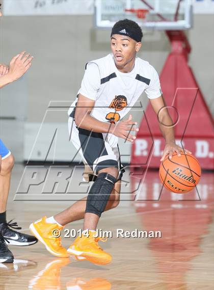 Thumbnail 1 in Duncanville vs. Lancaster (McDonald's Texas Invitational) photogallery.