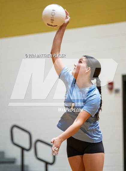 Thumbnail 1 in Cleveland vs Gray's Creek (NCHSAA 4A Second Round) photogallery.