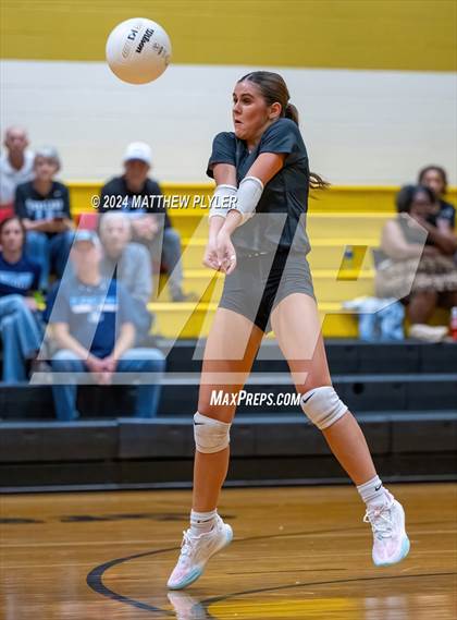 Thumbnail 3 in Cleveland vs Gray's Creek (NCHSAA 4A Second Round) photogallery.