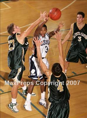 Thumbnail 3 in La Costa Canyon vs. Loyola (Torrey Pines Holiday Prep Classic) photogallery.
