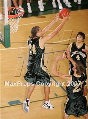 Thumbnail 2 in La Costa Canyon vs. Loyola (Torrey Pines Holiday Prep Classic) photogallery.