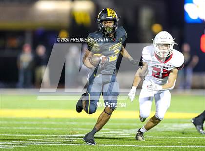 Thumbnail 2 in Malakoff vs. Pottsboro (UIL 3A D1 Area) photogallery.