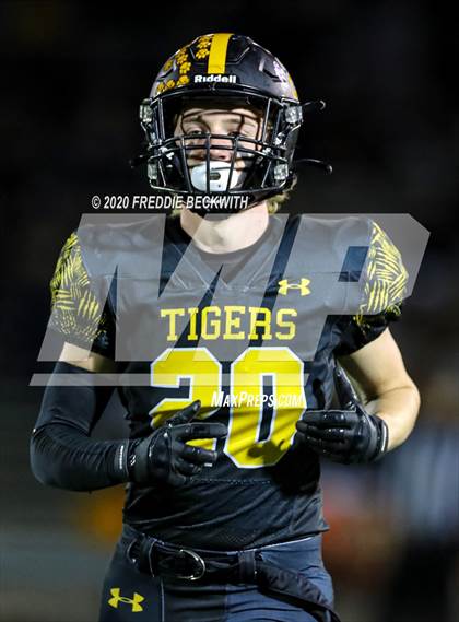Thumbnail 2 in Malakoff vs. Pottsboro (UIL 3A D1 Area) photogallery.