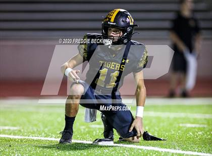 Thumbnail 2 in Malakoff vs. Pottsboro (UIL 3A D1 Area) photogallery.