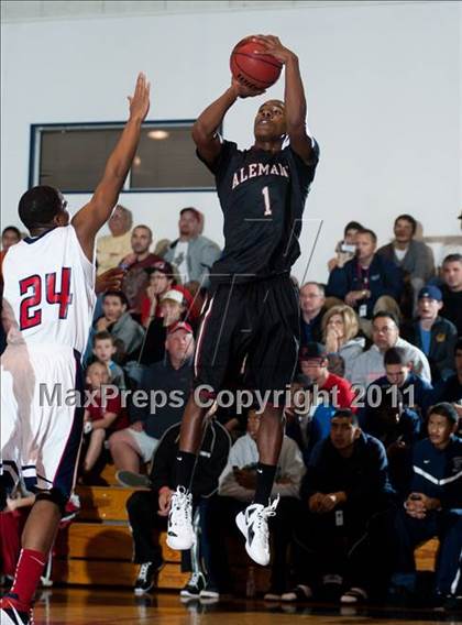 Thumbnail 3 in Modesto Christian vs. Alemany photogallery.