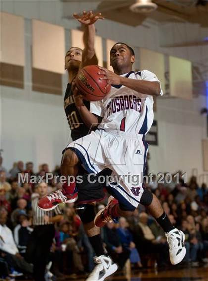 Thumbnail 2 in Modesto Christian vs. Alemany photogallery.